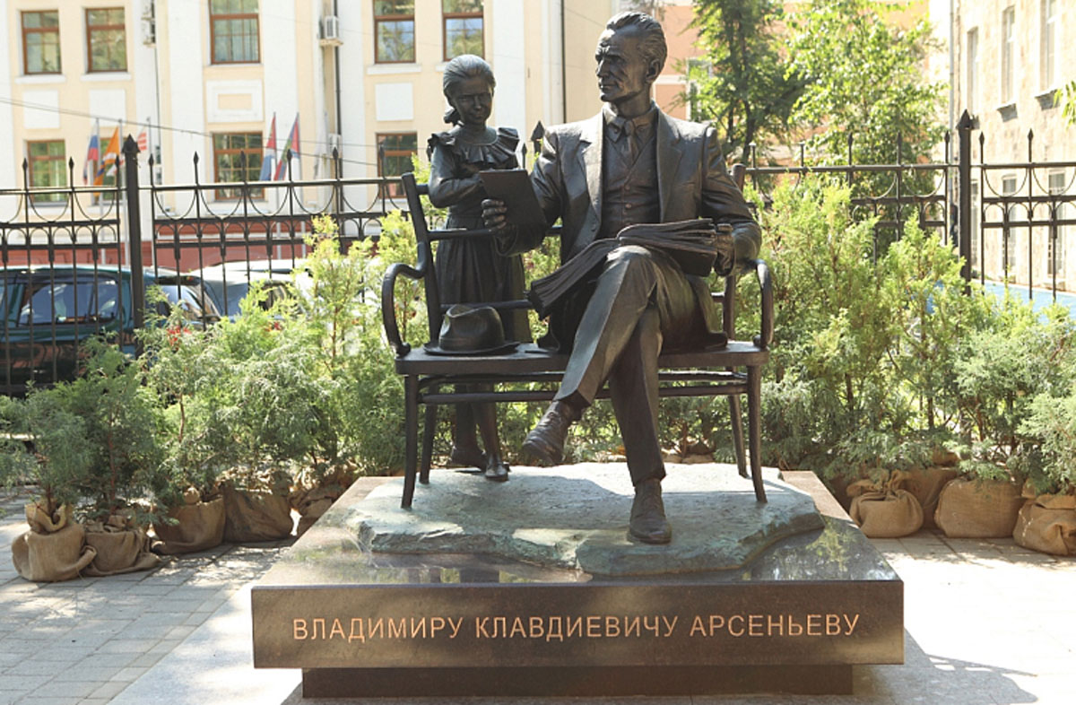 Владивосток арсеньев. Памятник Чехову во Владивостоке. Памятники во Владимире. Памятник ученому. Памятник Арсеньева Владимира.